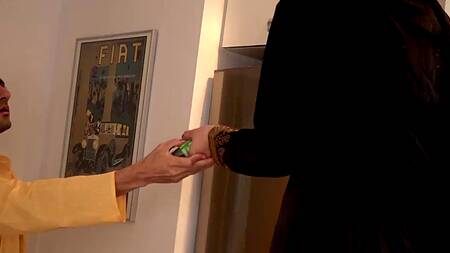 Зашел к соседке мусульманке и трахнул её раком на кухне