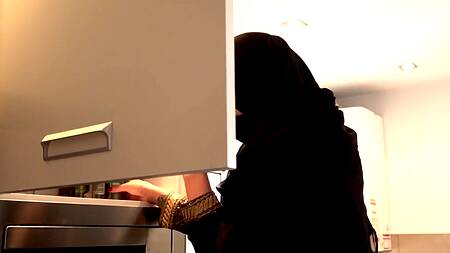 Зашел к соседке мусульманке и трахнул её раком на кухне