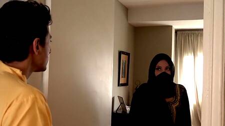 Зашел к соседке мусульманке и трахнул её раком на кухне