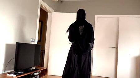 Зашел к соседке мусульманке и трахнул её раком на кухне