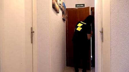 Убеждает подругу заняться сексом и лижет её попку раком