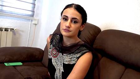 Убеждает подругу заняться сексом и лижет её попку раком