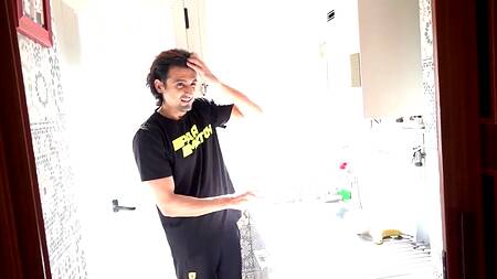 Убеждает подругу заняться сексом и лижет её попку раком