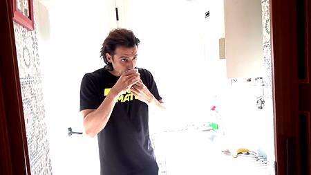 Убеждает подругу заняться сексом и лижет её попку раком