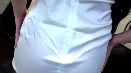 Подруга показывает сочную попку и соблазняет индийца на секс