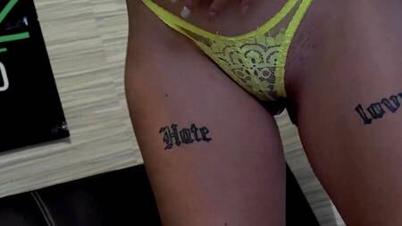 Подруга показывает сочную попку и соблазняет индийца на секс