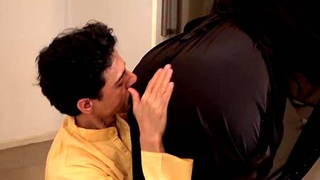 Мусульманка на кухне смачно сосет большой член соседа