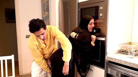 Мусульманка на кухне смачно сосет большой член соседа