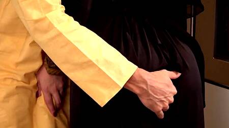 Мусульманка на кухне смачно сосет большой член соседа