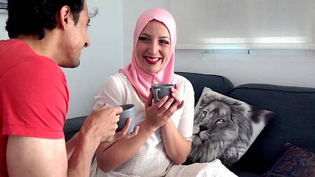 Зрелая мусульманка берет в рот член индийского парня