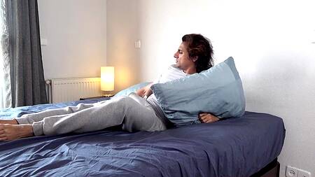 Красотка сделала зарядку и соблазнила на утренний секс