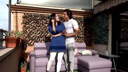 Красотка сделала зарядку и соблазнила на утренний секс