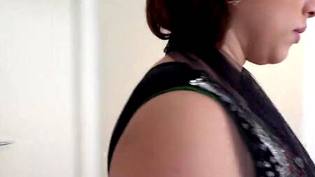 Индийская милфа встает раком и соблазняет на анал