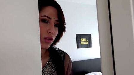 Индийская милфа встает раком и соблазняет на анал