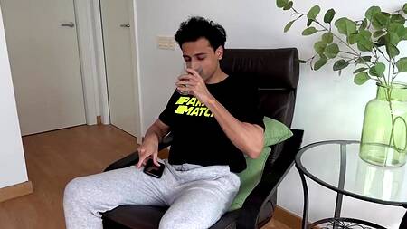 Индийская милфа встает раком и соблазняет на анал