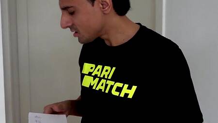 Индийская милфа встает раком и соблазняет на анал