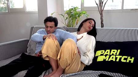 Вкладывает хуй в руку спящей индийской красотки