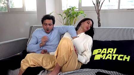 Вкладывает хуй в руку спящей индийской красотки