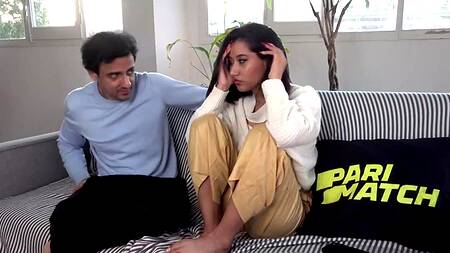 Вкладывает хуй в руку спящей индийской красотки