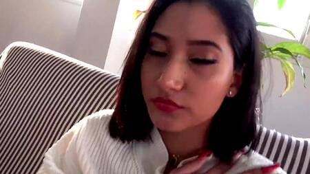 Вкладывает хуй в руку спящей индийской красотки