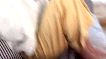 Вкладывает хуй в руку спящей индийской красотки