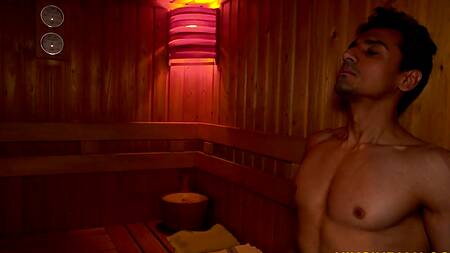 Индийская красотка показывает тело в сауне и соблазняет на секс