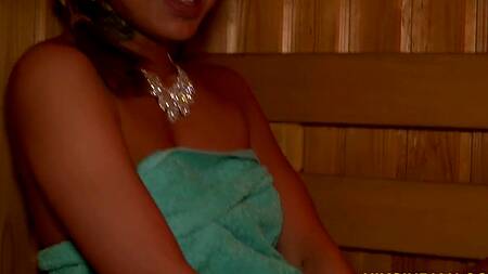 Индийская красотка показывает тело в сауне и соблазняет на секс