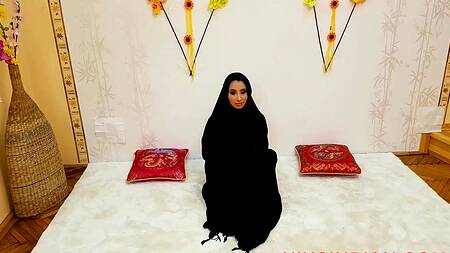 Мусульманка в секте сосет большой член и лижет жопу парня