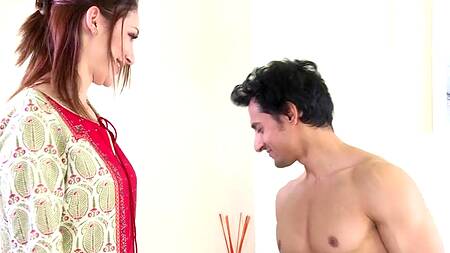 Индийская хозяйка квартиры увидела парня без футболки и завелась