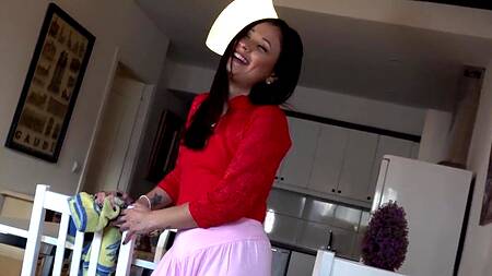 Горничная делает массаж и вылизывает анус хозяина