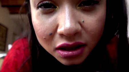 Горничная делает массаж и вылизывает анус хозяина