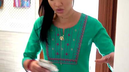 Сделал загорелой горничной массаж ног и занялся с ней сексом