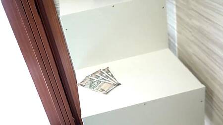 Сделал загорелой горничной массаж ног и занялся с ней сексом