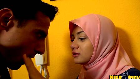 Милая сводная сестра садится брату на лицо после сна