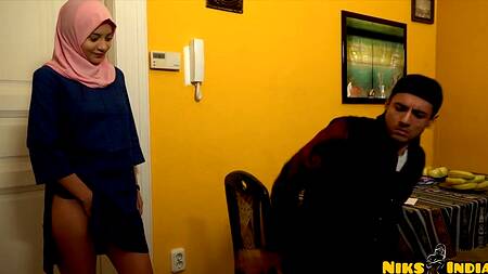 Милая сводная сестра садится брату на лицо после сна