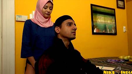 Милая сводная сестра садится брату на лицо после сна