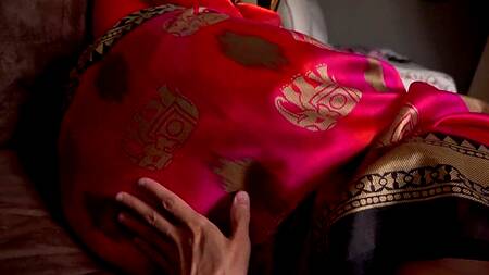 Молодой индийский слуга делает хозяйке массаж ног