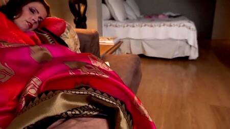 Молодой индийский слуга делает хозяйке массаж ног