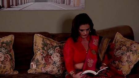 Молодой индийский слуга делает хозяйке массаж ног