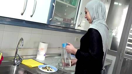 Мусульманка поссорилась с мужем, а теперь ебется с хозяином