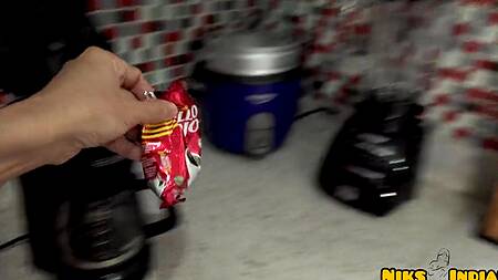 Сводная сестра в коротких шортах безумно возбуждает брата