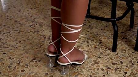 Индийская телка в желтом платье согласна на секс за деньги