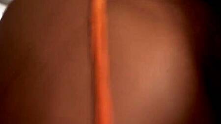 Индийская телка в желтом платье согласна на секс за деньги