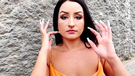 Индийская телка в желтом платье согласна на секс за деньги