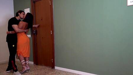 Индийская телка в желтом платье согласна на секс за деньги