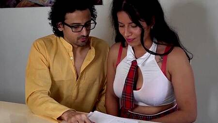 Студентка в короткой юбке страстно отсасывает член учителя