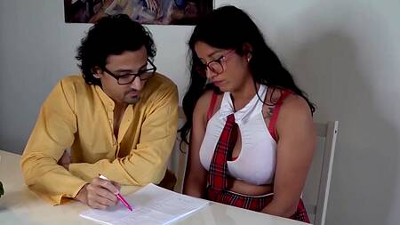 Студентка в короткой юбке страстно отсасывает член учителя