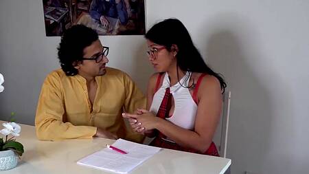 Студентка в короткой юбке страстно отсасывает член учителя