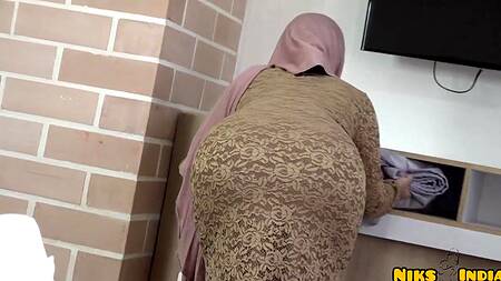 Горничная мусульманка занялась утренним сексом с хозяином