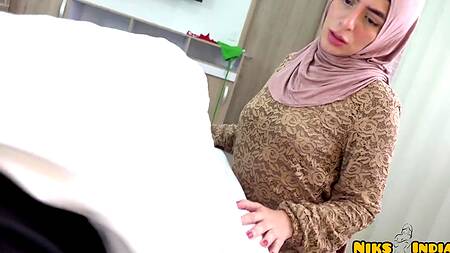 Горничная мусульманка занялась утренним сексом с хозяином